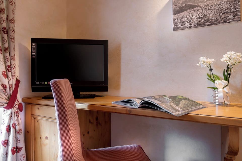 Single Room | In-room safe, desk, blackout drapes, iron/ironing board