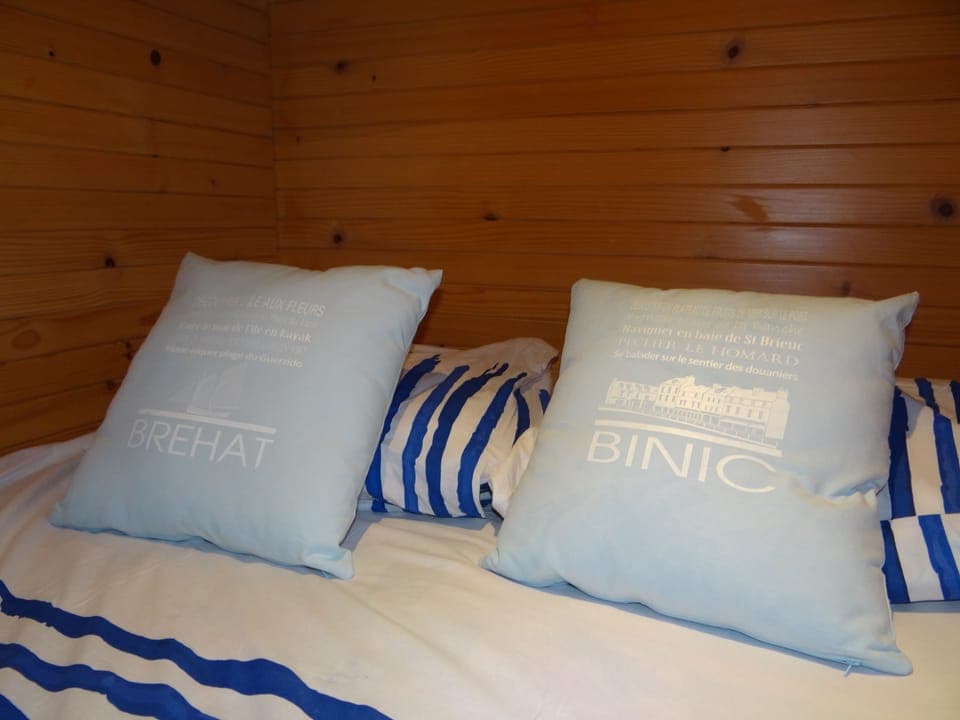 Mobile Home (A la Ferme) | Individually decorated, individually furnished, free cribs/infant beds