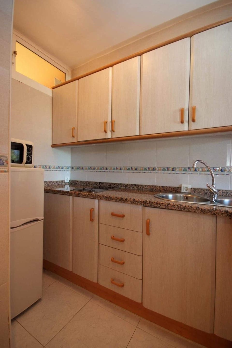 Full-size fridge, microwave, oven, stovetop