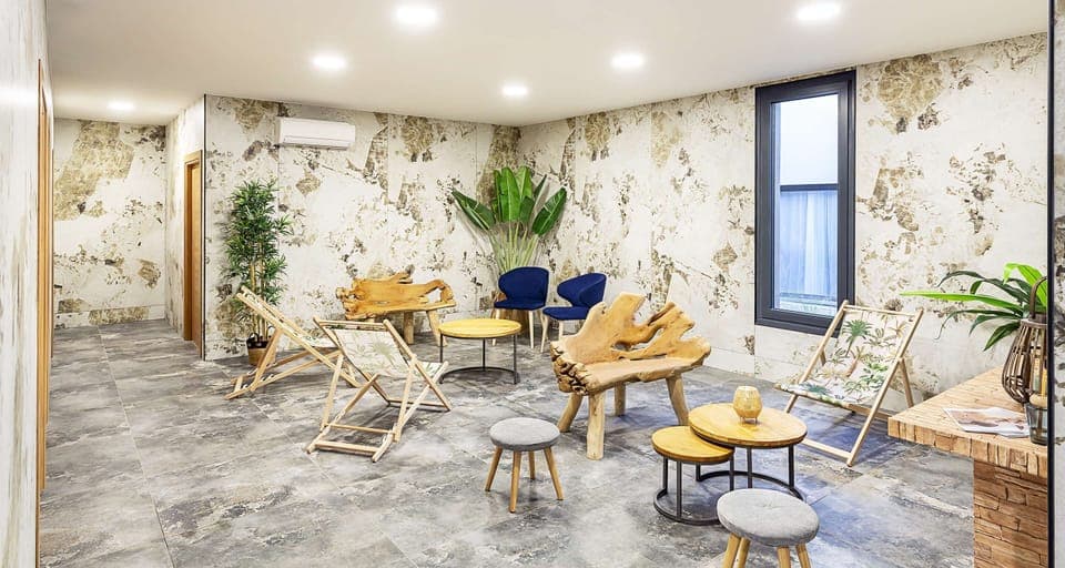 Couples treatment rooms, sauna, hot tub, steam room, body treatments