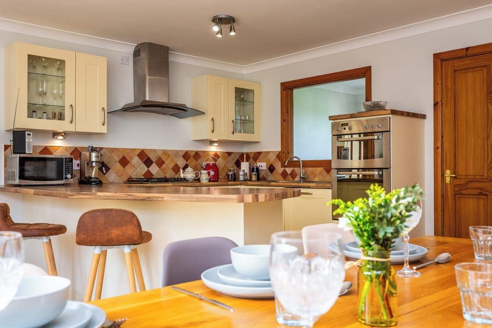 Cottage | Private kitchen | Dishwasher, highchair, cookware/dishes/utensils, dining tables