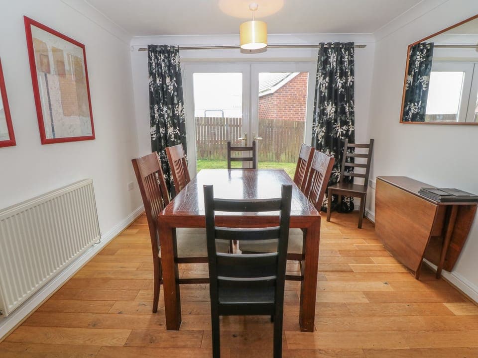 Cottage | Private kitchen | Stovetop, dishwasher, cookware/dishes/utensils