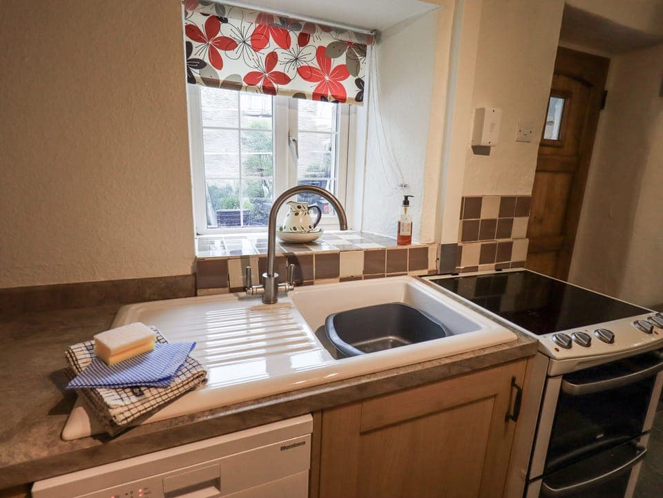Cottage | Private kitchen | Dishwasher, highchair, cookware/dishes/utensils