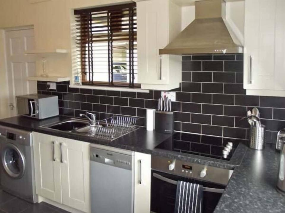 Cottage | Private kitchen | Stovetop, dishwasher, highchair, cookware/dishes/utensils