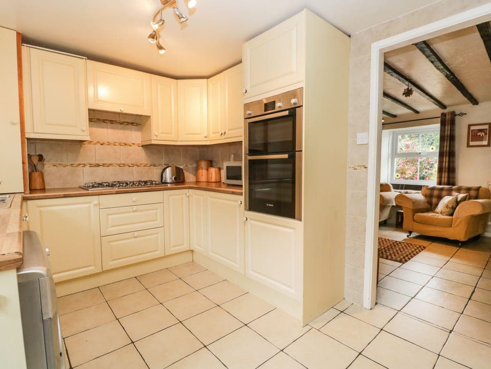Cottage | Private kitchen | Dishwasher, highchair, cookware/dishes/utensils