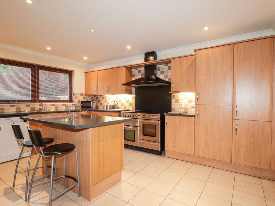 Cottage | Private kitchen | Fridge, microwave, stovetop, dishwasher