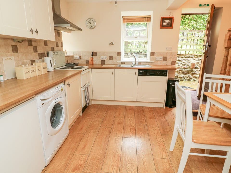 Cottage | Private kitchen | Fridge, dishwasher, toaster, highchair