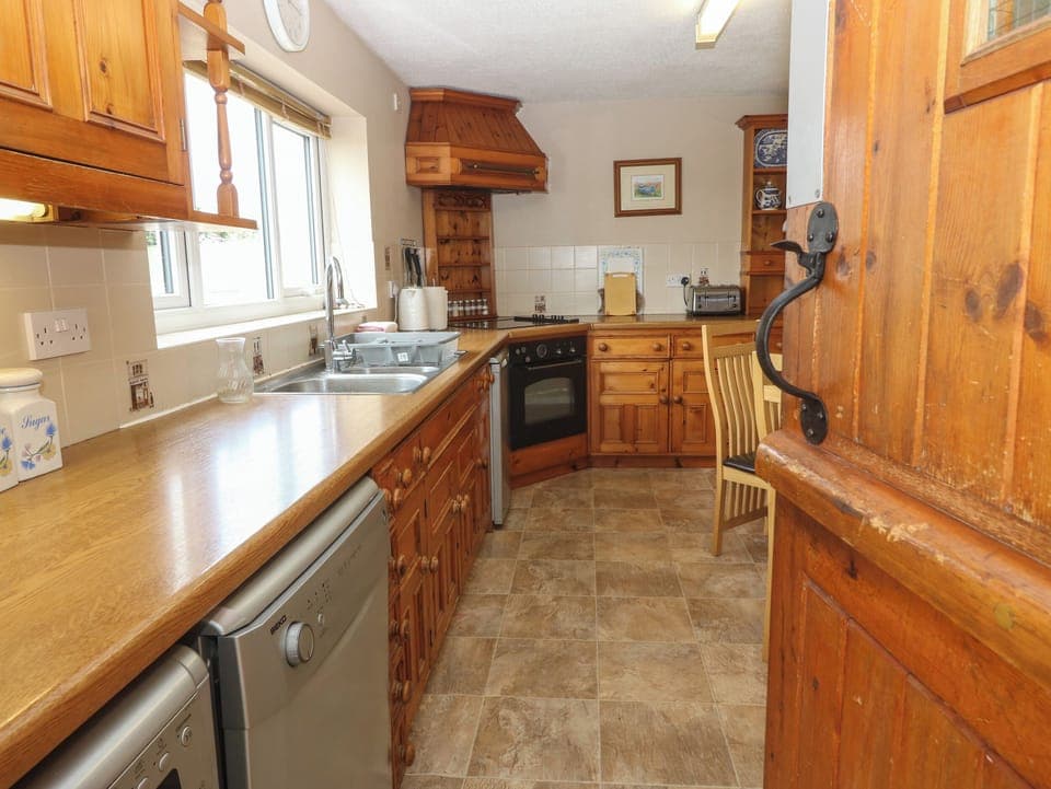 Cottage | Private kitchen | Fridge, microwave, stovetop, dishwasher