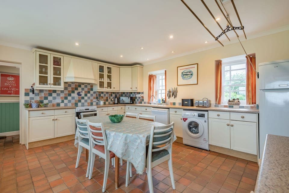 Cottage | Private kitchen | Fridge, dishwasher, highchair, cookware/dishes/utensils