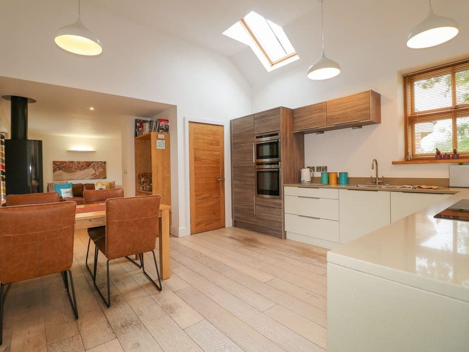 Cottage | Private kitchen | Microwave, stovetop, dishwasher, cookware/dishes/utensils