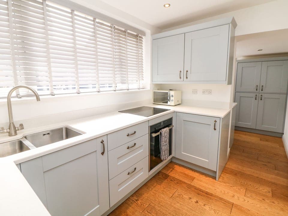 Cottage | Private kitchen | Fridge, microwave, stovetop, dishwasher