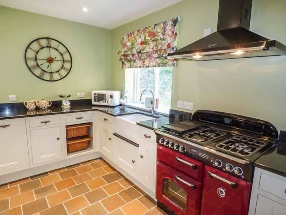 Cottage | Private kitchen | Microwave, stovetop, dishwasher, highchair