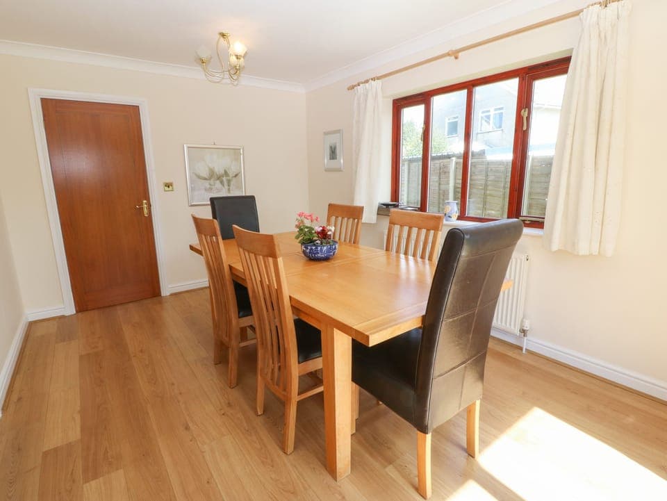 Cottage | Private kitchen | Stovetop, dishwasher, highchair, cookware/dishes/utensils