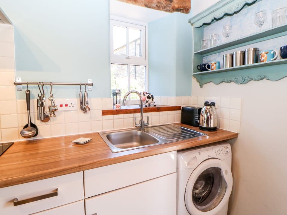 Cottage | Private kitchen | Fridge, highchair, cookware/dishes/utensils