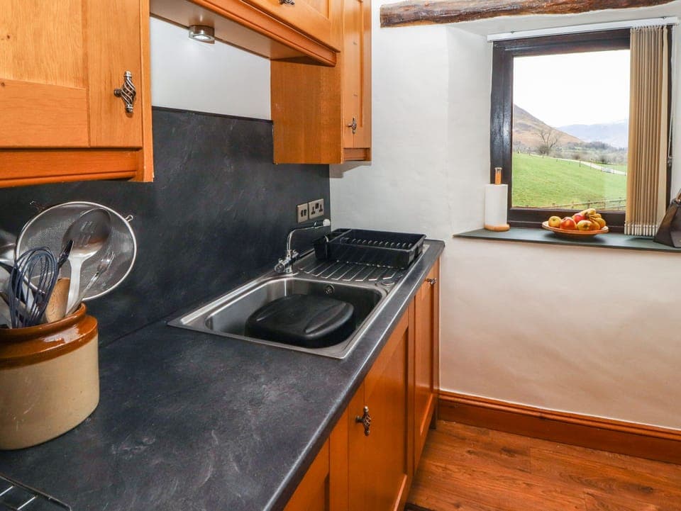 Cottage | Private kitchen | Dishwasher, cookware/dishes/utensils