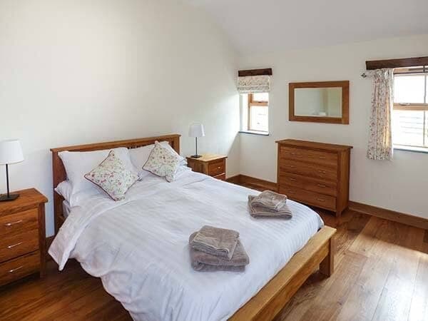 Cottage | 2 bedrooms, individually decorated, individually furnished, free WiFi