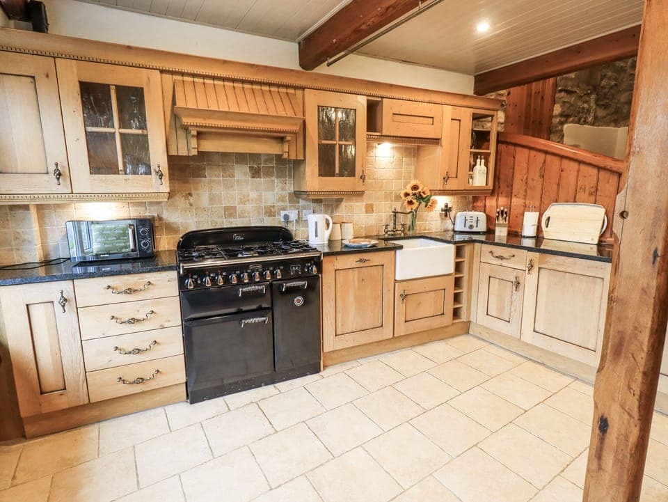 Cottage | Private kitchen | Fridge, microwave, oven, stovetop