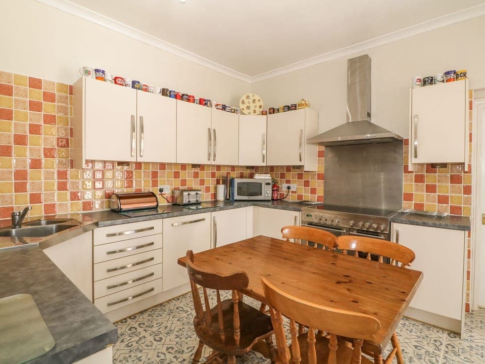 Cottage | Private kitchen | Dishwasher, cookware/dishes/utensils