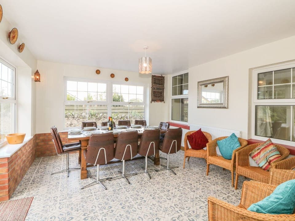 Cottage | Private kitchen | Dishwasher, cookware/dishes/utensils