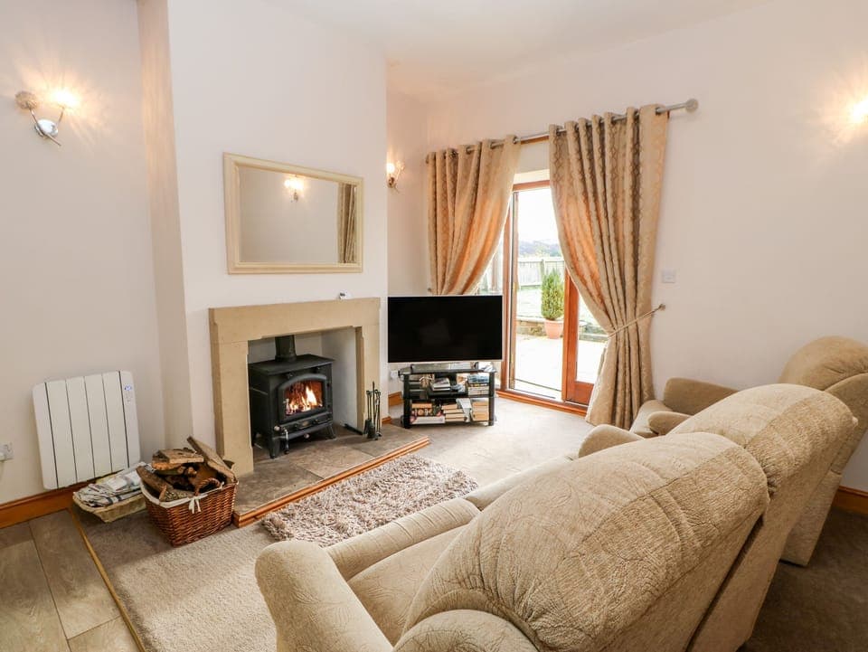 Cottage | Living room | Fireplace, DVD player