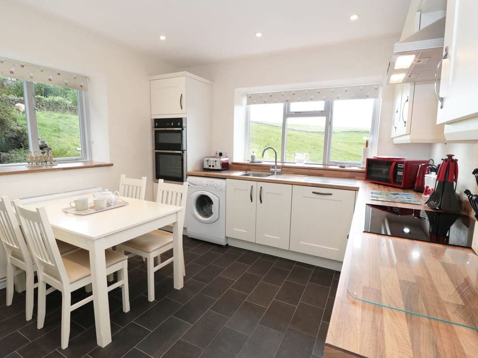 Cottage | Private kitchen | Dishwasher, electric kettle, toaster, highchair
