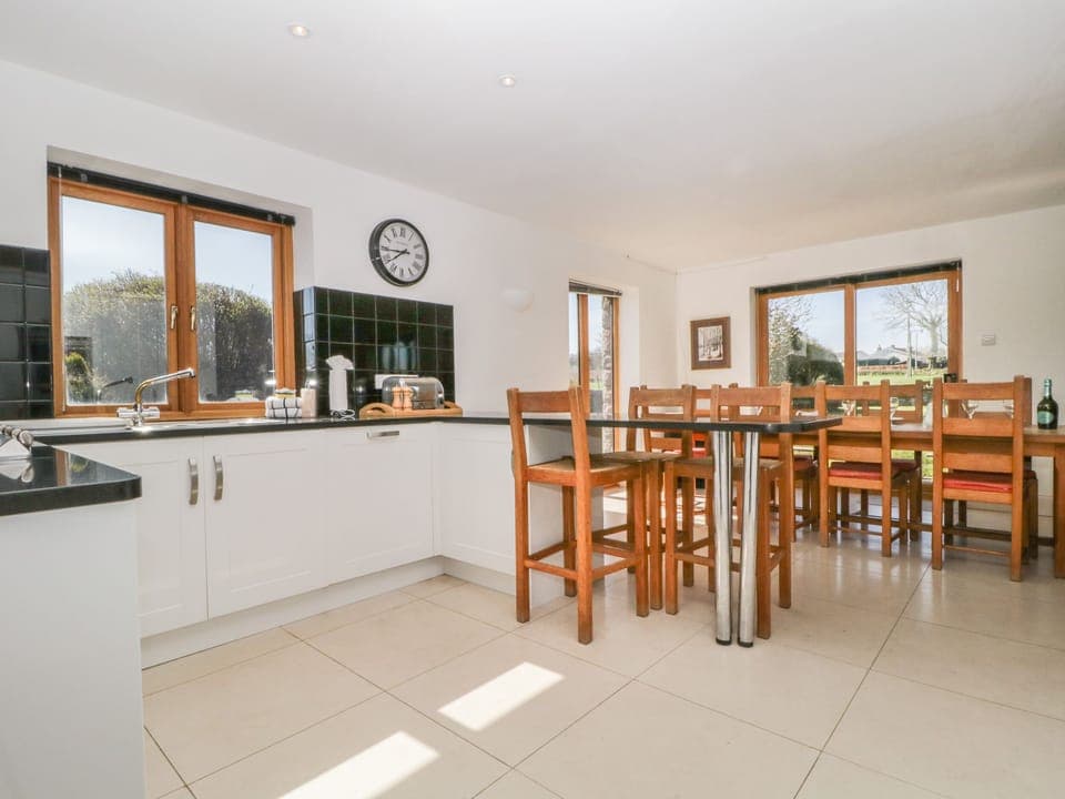 Cottage | Private kitchen | Microwave, stovetop, electric kettle, toaster