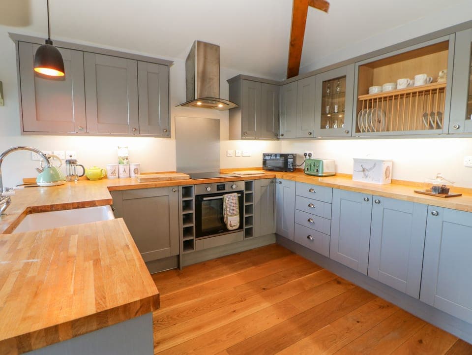 Cottage | Private kitchen | Microwave, stovetop, dishwasher, cookware/dishes/utensils