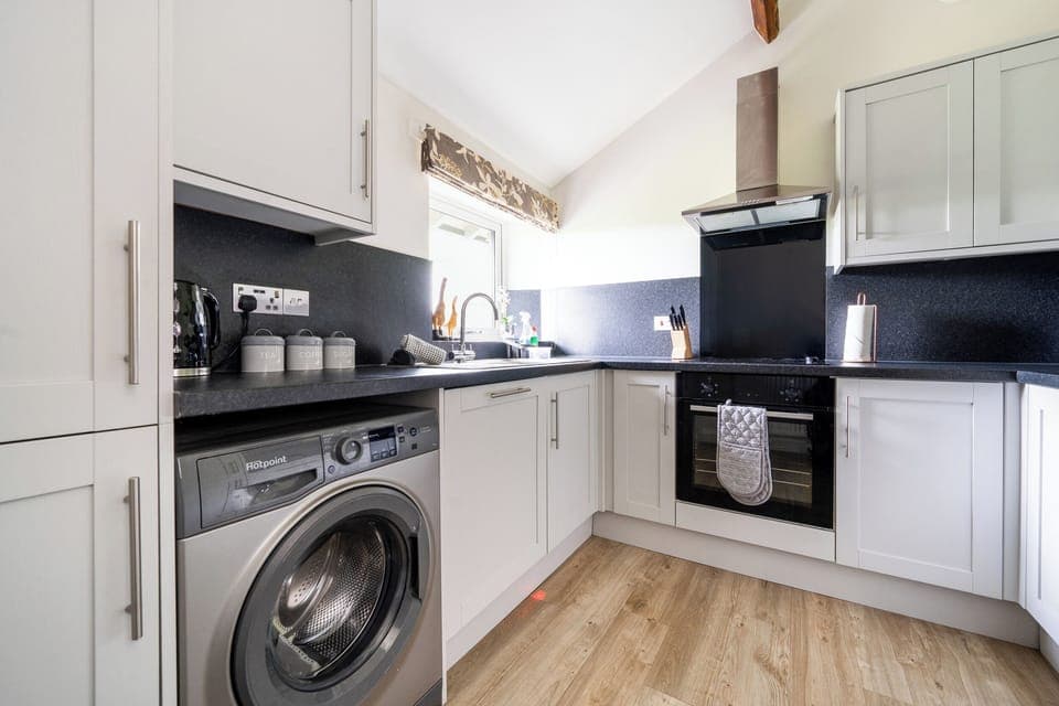 Cottage | Private kitchen | Dishwasher, cookware/dishes/utensils