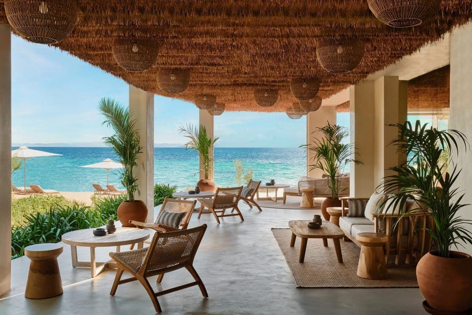 5 bars/lounges, 3 poolside bars