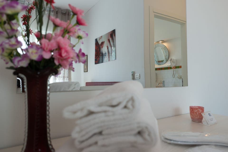 Deluxe Double Room, Private Bathroom | Bathroom | Combined shower/tub, jetted tub, free toiletries, hair dryer