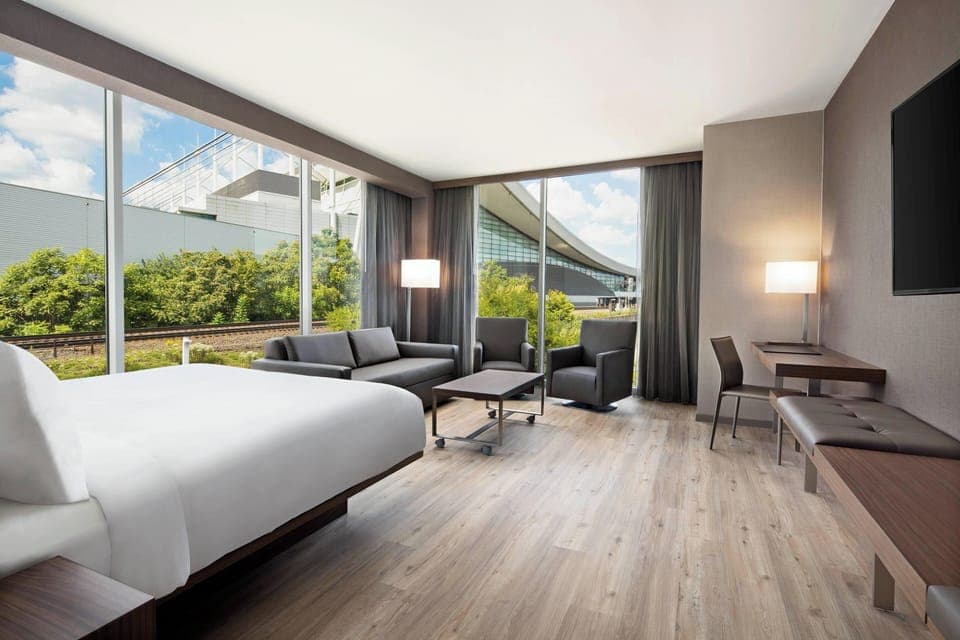 Room, 1 King Bed, Corner | 1 bedroom, premium bedding, in-room safe, desk