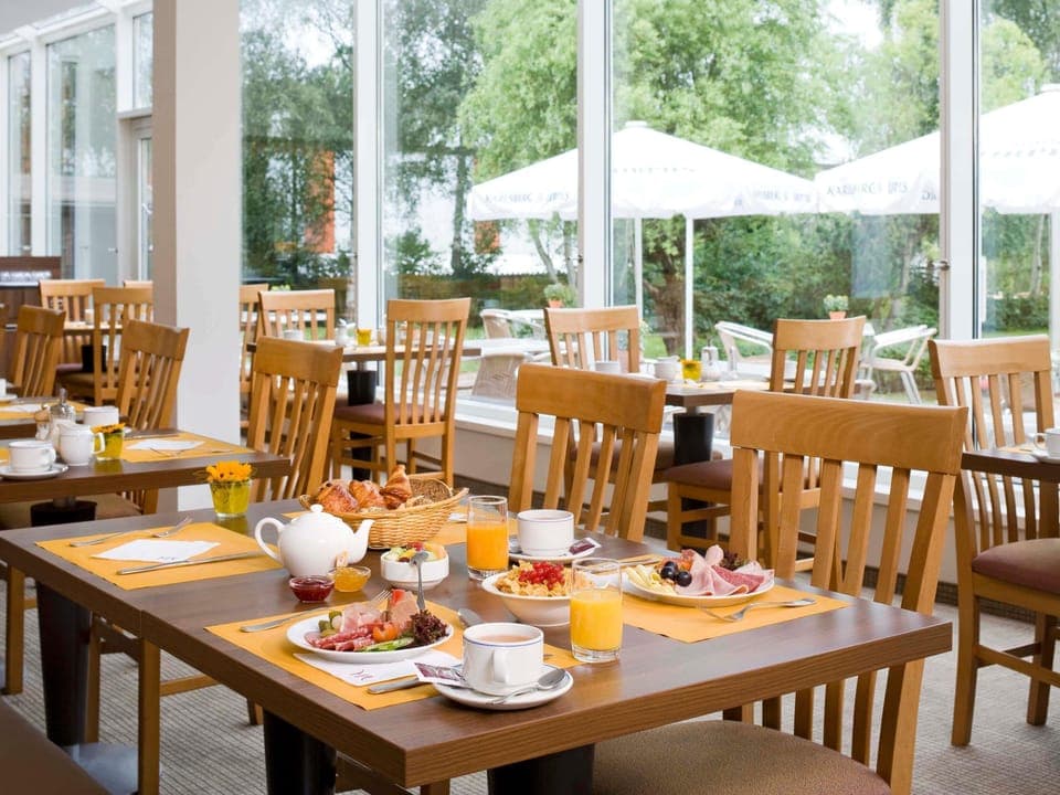 Daily full breakfast (EUR 19 per person)