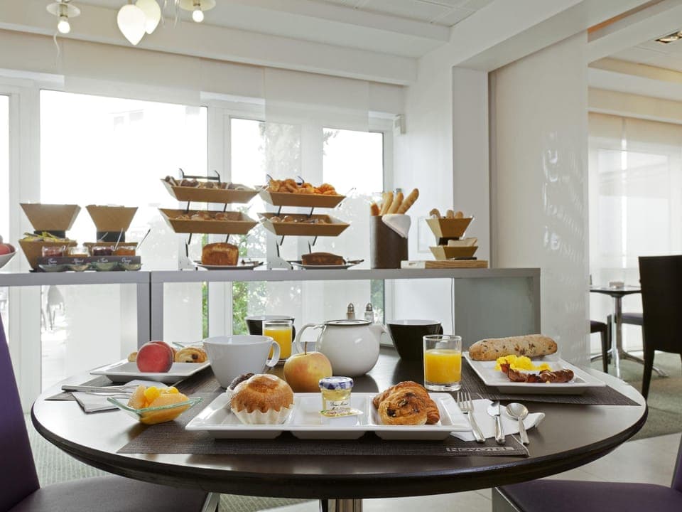 Breakfast, lunch and dinner served