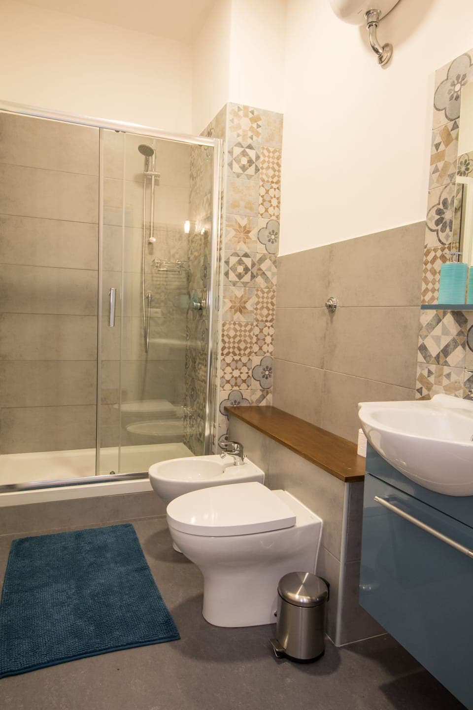 Comfort Triple Room, Ensuite | Bathroom | Shower, free toiletries, towels, shampoo