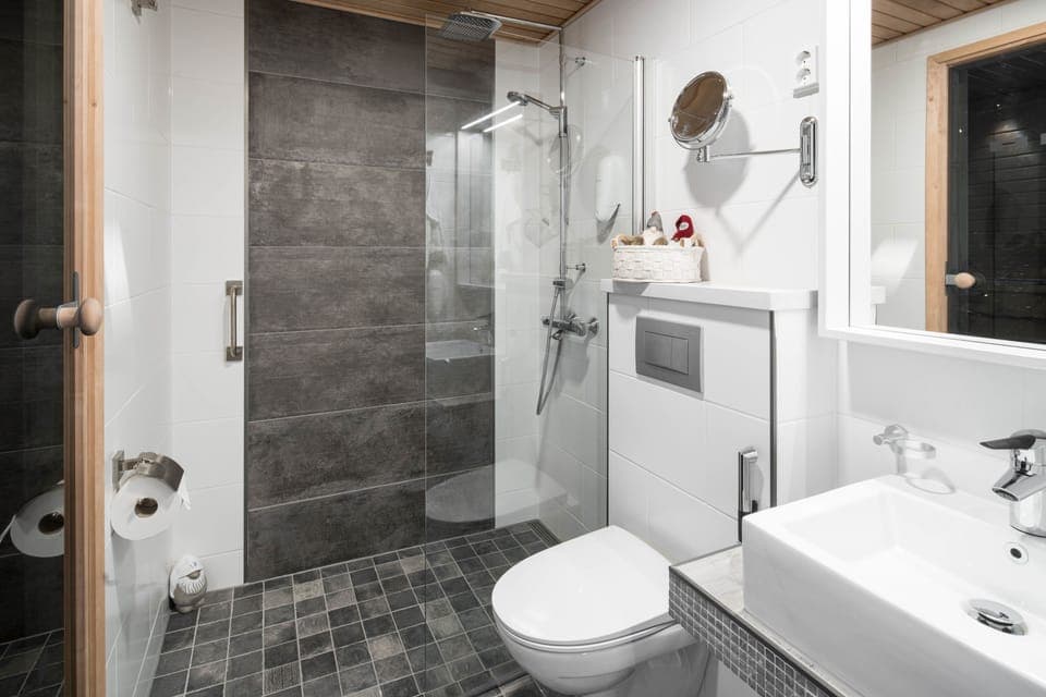 Premium Igloo with Sauna | Bathroom | Shower, hair dryer, bathrobes, towels