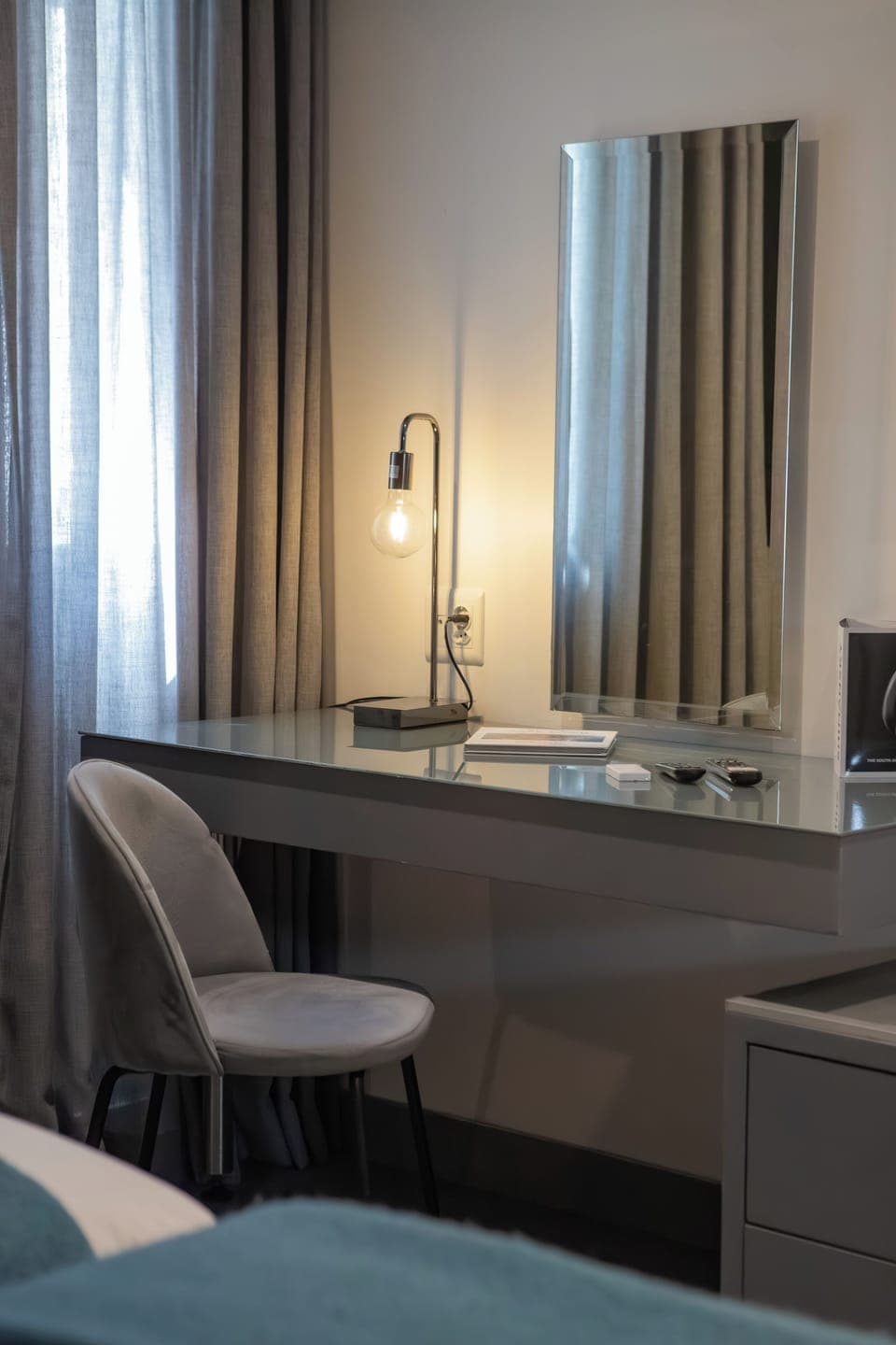 1 bedroom, Egyptian cotton sheets, premium bedding, down comforters