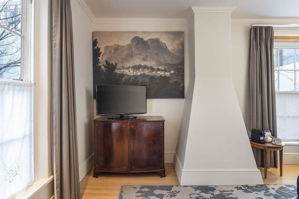 Hypo-allergenic bedding, in-room safe, desk, laptop workspace