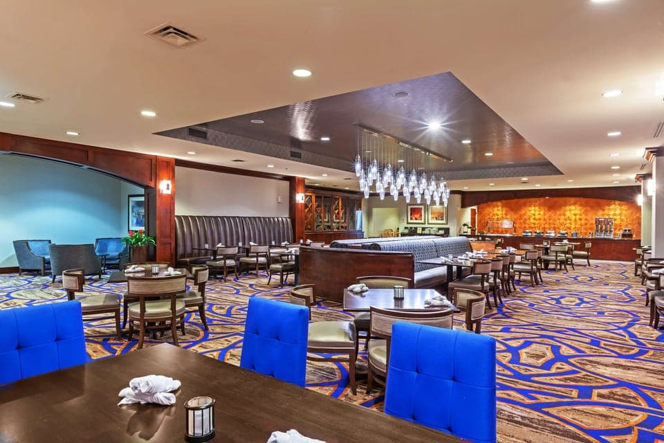 Breakfast, lunch, dinner served; Italian cuisine 