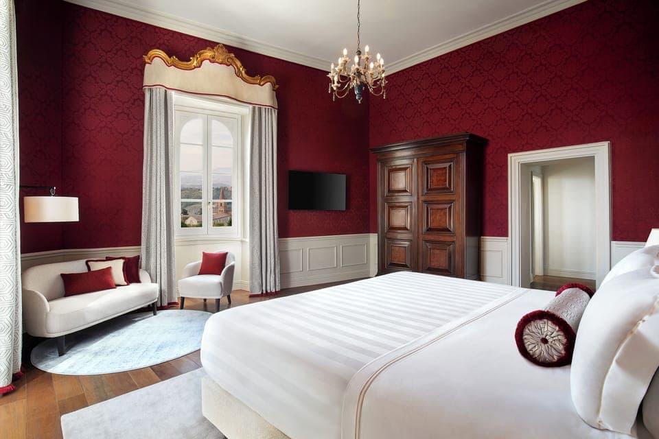 Signature Suite, City View | Minibar, in-room safe, individually decorated, individually furnished