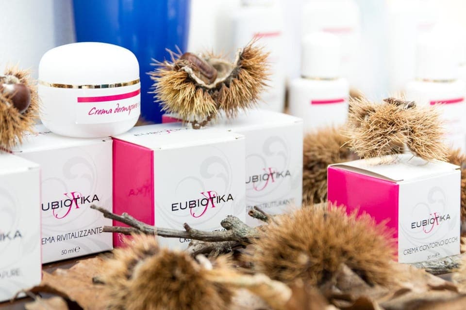 Shower, rainfall showerhead, free toiletries, bidet