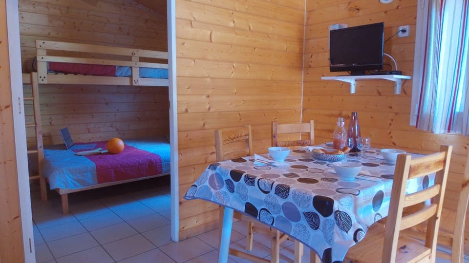 Chalet, 2 Bedrooms, Accessible (5 personnes) | Living area | Flat-screen TV