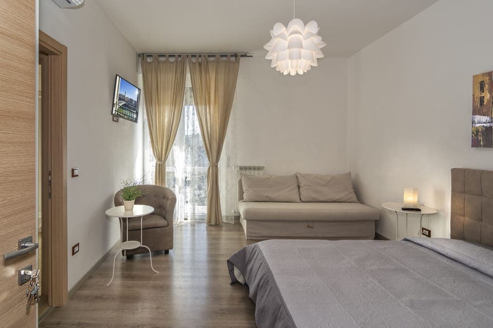 Triple Room | Blackout drapes, free WiFi, bed sheets