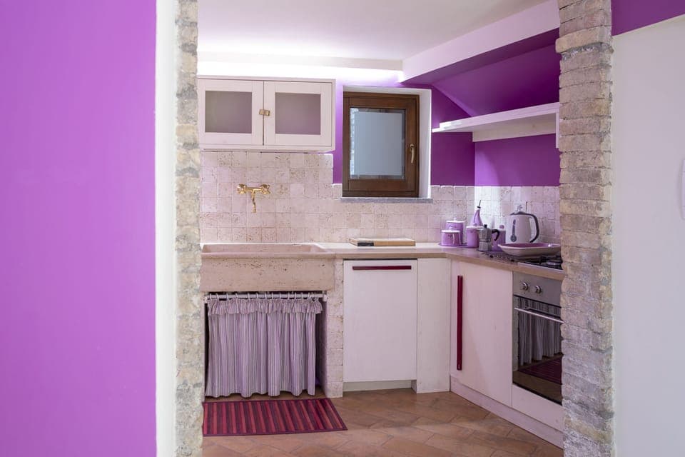 Suite appartamento - Iris | Private kitchen | Stovetop, cookware/dishes/utensils, dining tables