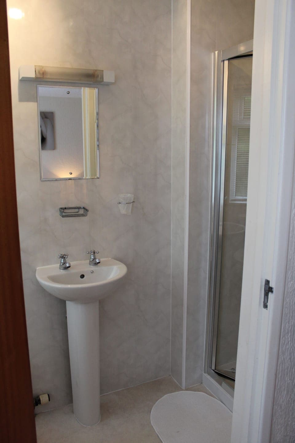 Shower, free toiletries, towels