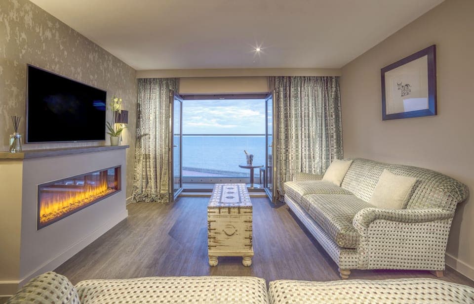 Suite, 1 King Bed, Sea View | Living room | 55-inch flat-screen TV with digital channels, TV