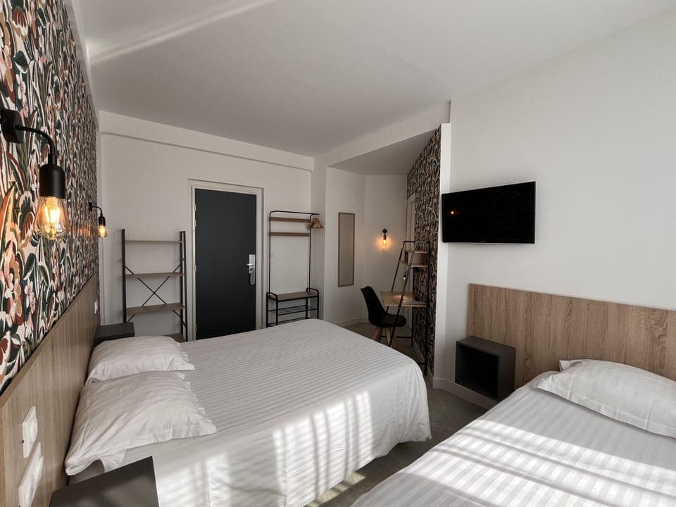 Triple Room | Individually decorated, individually furnished, desk, soundproofing