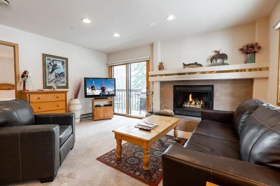 Condo, 1 Bedroom | Living area