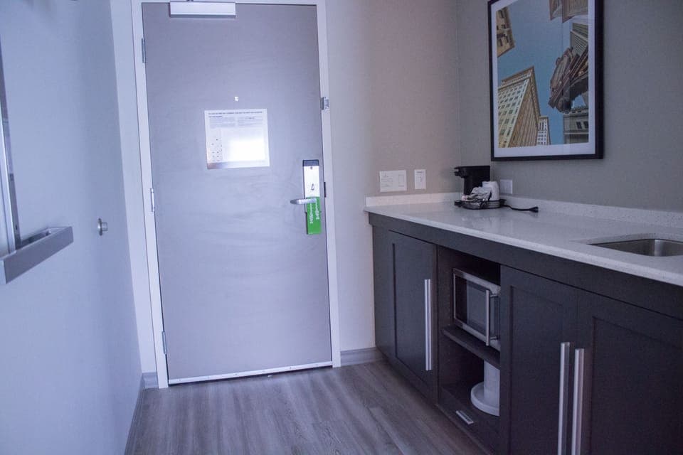 Room, 1 King Bed, Refrigerator | Private kitchenette | Fridge, microwave, coffee/tea maker