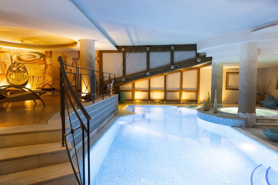 Indoor pool, sun loungers