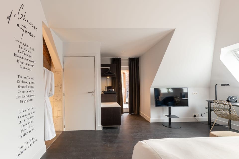 The Verlaine Suite | Minibar, in-room safe, desk, iron/ironing board